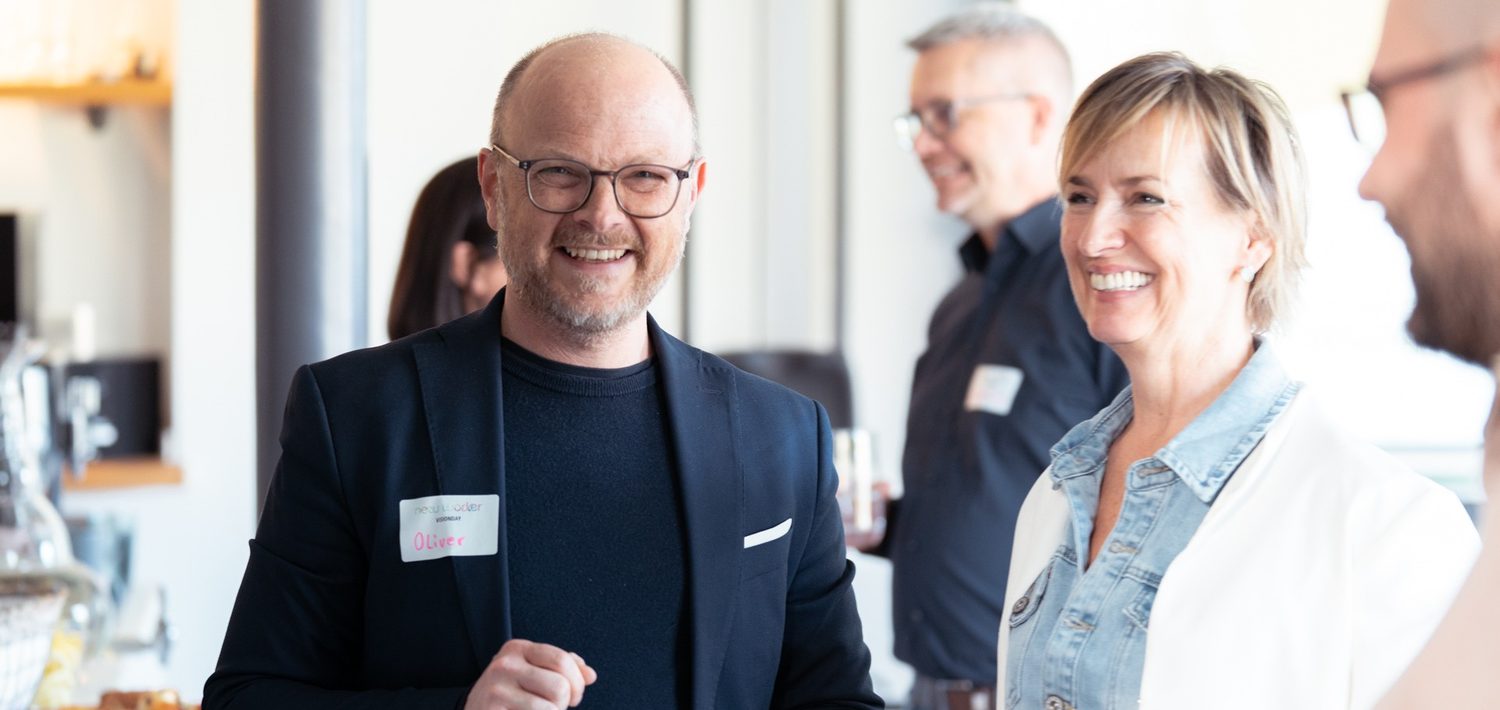 Teilnehmende lachen gemeinsam