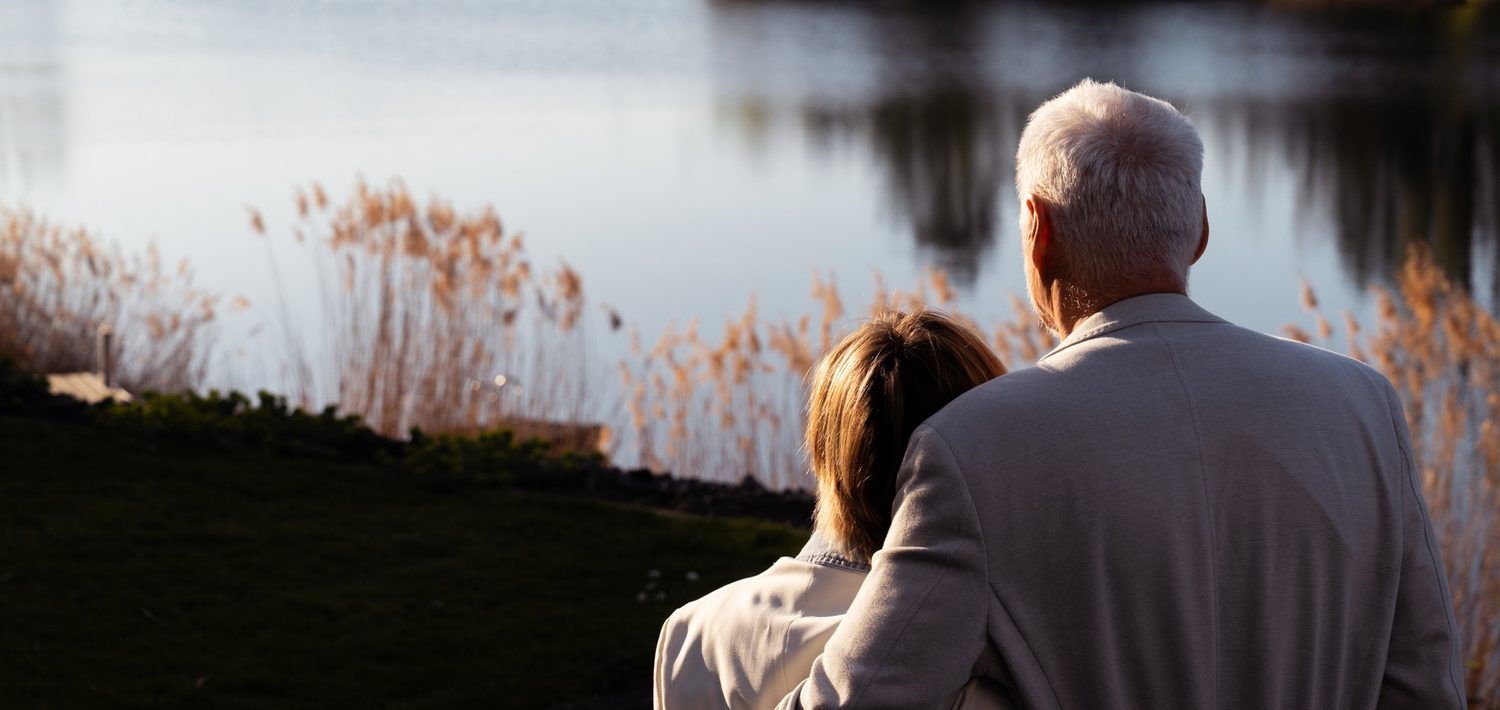 Zwei Menschen blicken auf den See